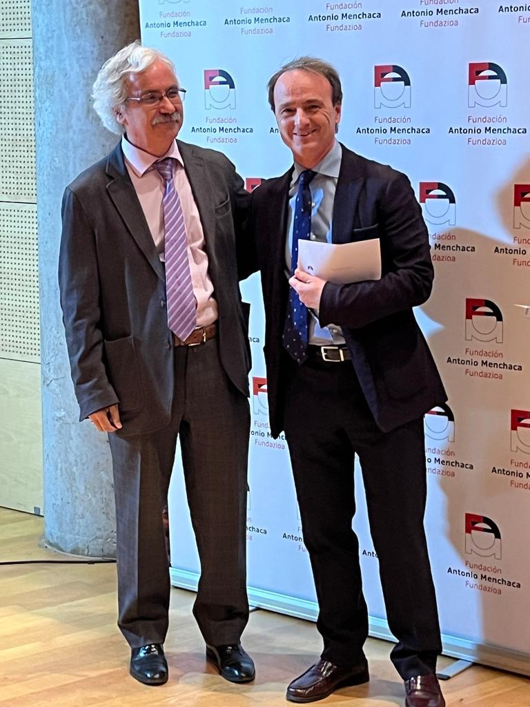 El patrono de la Fundación Mirada Solidaria Fernando Hormaechea recogiendo el premio otorgado por la Fundación Antonio Menchaca