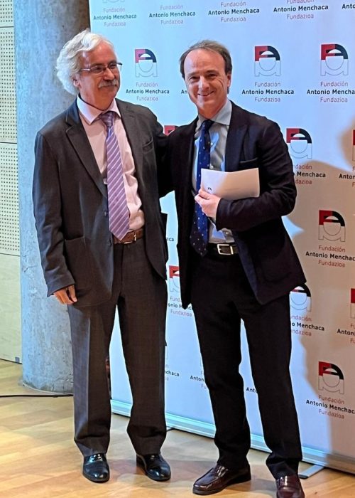Image El patrono de la Fundación Mirada Solidaria Fernando Hormaechea recogiendo el premio otorgado por la Fundación Antonio Menchaca